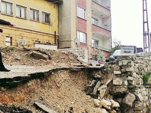 Yıkılan İstinat Duvarı Tehlike Oluşturuyor
