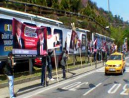 MHP'li Özdağ'dan 'canlı bilboard' eylemi