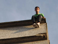 Çatıya Çıktı Kelepçeyle İndirildi