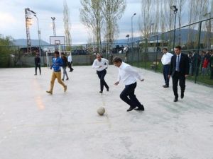 Başbakan Davutoğlu, Varto’da Çocuklarla Futbol Oynadı