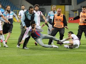 Tekme Atan Tom’dan Şikayetçi Oldular