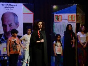 ’Eşek Muhabbeti’ Oyunu Hem Güldürdü Hem Ağlattı