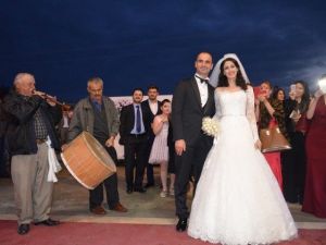 Doktor Çift Dünya Evine Girdi