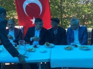 Milli Savunma Bakanı Yılmaz Şehit Ailesini Ziyaret Etti