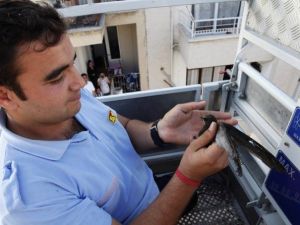 Balkonda Asılı Kalan Ebabil Kuşunu İtfaiye Ekipleri Kurtardı