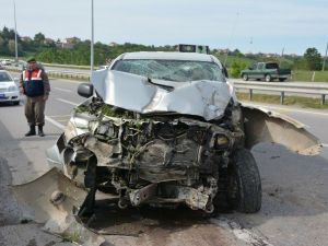 Lastiği Patlayan Kamyonet Karşı Şeride Geçti: 2 Yaralı
