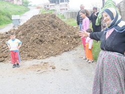 Evi 20 kez trafik kazasına maruz kalınca yolu kapadı