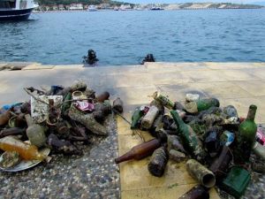 Çeşme Koylarından İki Ton Atık Çıktı