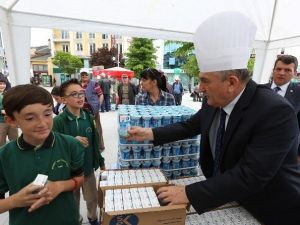 Bolu Belediyesi Vatandaşlara Etli Pilav Dağıttı