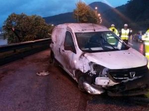 Kapalı Kasa Kamyonet Takla Attı: 1 Yaralı