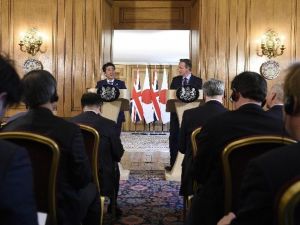 Japonya Başbakanı Abe, İngiliz Mevkidaşı Cameron’la Görüştü