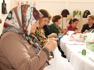 Yaşlı Teyzeler Elişi İle Terapi Oluyor