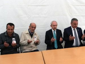 Kılıçdaroğlu, Şehit Başçavuşun Babasını Ziyaret Etti