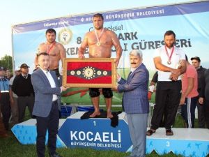 Seka Park’ta Başpehlivan Recep Kara Oldu