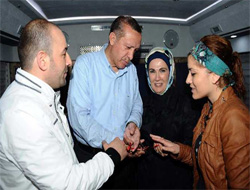 Erdoğan'ın yolunu kesip, yüzük taktırdılar