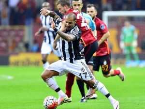 Lider Beşiktaş Galatasaray deplasmanını kayıpsız geçti