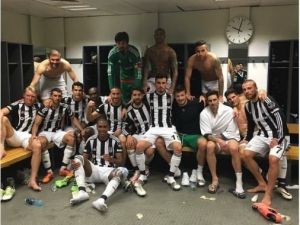 Beşiktaşlı Futbolculardan Arenada Galibiyet Pozu
