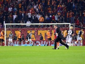 Derbi Maçta Taraftar Sahaya Girdi