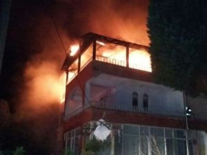 3 Katlı Evin Çatısı Alevlere Teslim Oldu