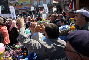 Rize'de Anneler Gününde Babalar Çiçek Almak İçin Yarıştı