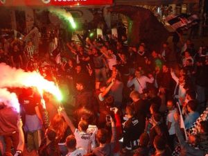 Beşiktaş Taraftarı Şampiyonluk Kutlamalarına Erken Başladı