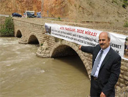 Tek başına tarihi köprüyü kurtarmak istiyor