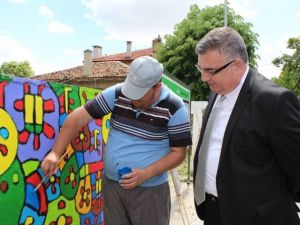 Hayallerindeki Renkleri Duvarlara Yansıttı