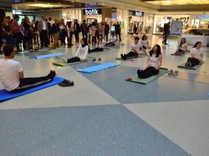 Alışveriş Merkezinin Ortasında Egzersiz Yaptılar, Müşteriler Şaştı Kaldı