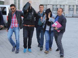 Marketten İçki Çalıp Sahilde İçtiler