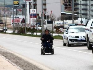 Engellilerin Sesini Duyurabilmek İçin Tekerlekli Sandalyesiyle 23 Kilometre Yol Kat Etti
