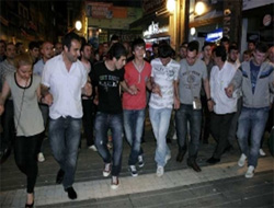 AK Partililer, sonucu kolbastı ile kutladı