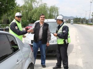 Trafik Polislerinden Ceza Yerine Leblebi