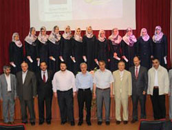 İlk Bayan Mezunlarını Verdi