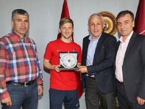 Marko Marin Ve Fatih Atik’e Teşekkür Plaketi