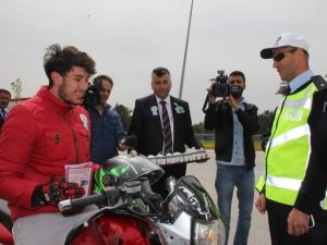 Polis Bu Kez Ceza Kesmedi Leblebi Dağıttı