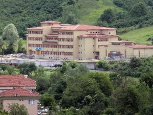 Annesi Okula Çağrılınca 3. Kattan Atladı
