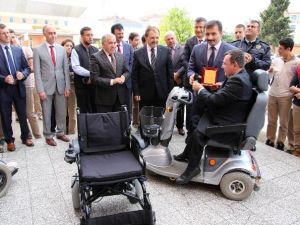 Öğrencilerden Sakatlar Derneğine Akülü Araç