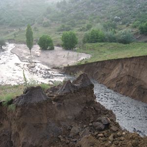 Simav'da baraj yıkıldı