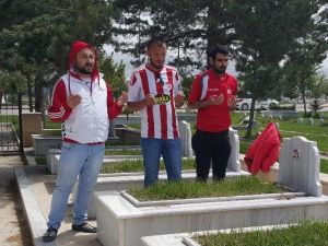 Sivasspor Taraftarları Kayserispor Maçında Ölenleri Mezarı Başında Andı