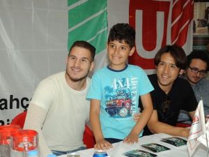 Deniz Yılmaz Ve Hosagai İmza Dağıttı