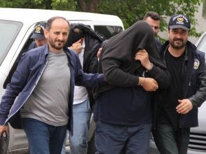 Cezaevi Önünde Silahlarla Yakalandılar