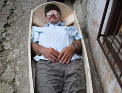 Ölümünü 1 Yıl Önceden Denedi!