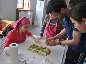 Engelli Öğrenciler Pasta Süslemek İçin Yarıştı