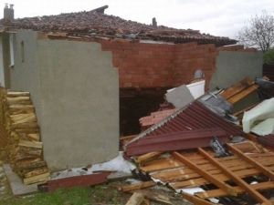 Kastamonu’da Fırtına Evleri Yıktı, Çatıları Uçurdu