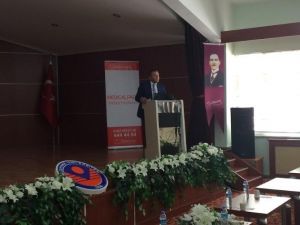 Üniversite Öğrencilerine Meslek Seçimi Konusunda Bilgilendirme