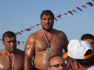 Burhaniye Güreşlerinde Recep Kara Başpehlivan Oldu