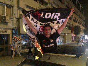 İzmir’de Beşiktaşlı Taraftarların Şampiyonluk Coşkusu
