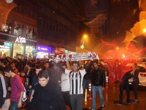 Beşiktaş Taraftarları Şampiyonluğu Havuza Atlayarak Kutladı
