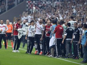 Şampiyon Beşiktaş, Kutlamalara Statta Başladı