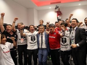 Beşiktaşlılar’dan Şampiyonluk Pozu